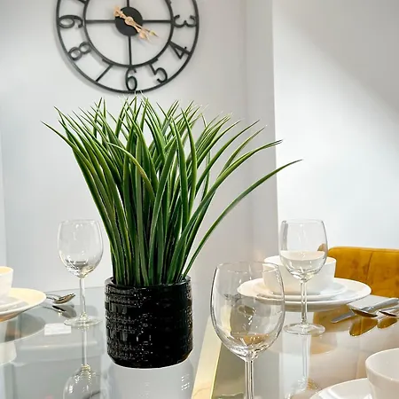 Luxury Boutique Apartments Block Free Street Parking Hounslow Exterior photo