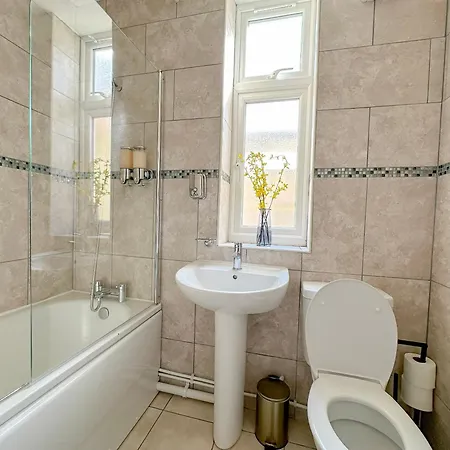 Luxury Boutique Apartments Block Free Street Parking Hounslow Exterior photo