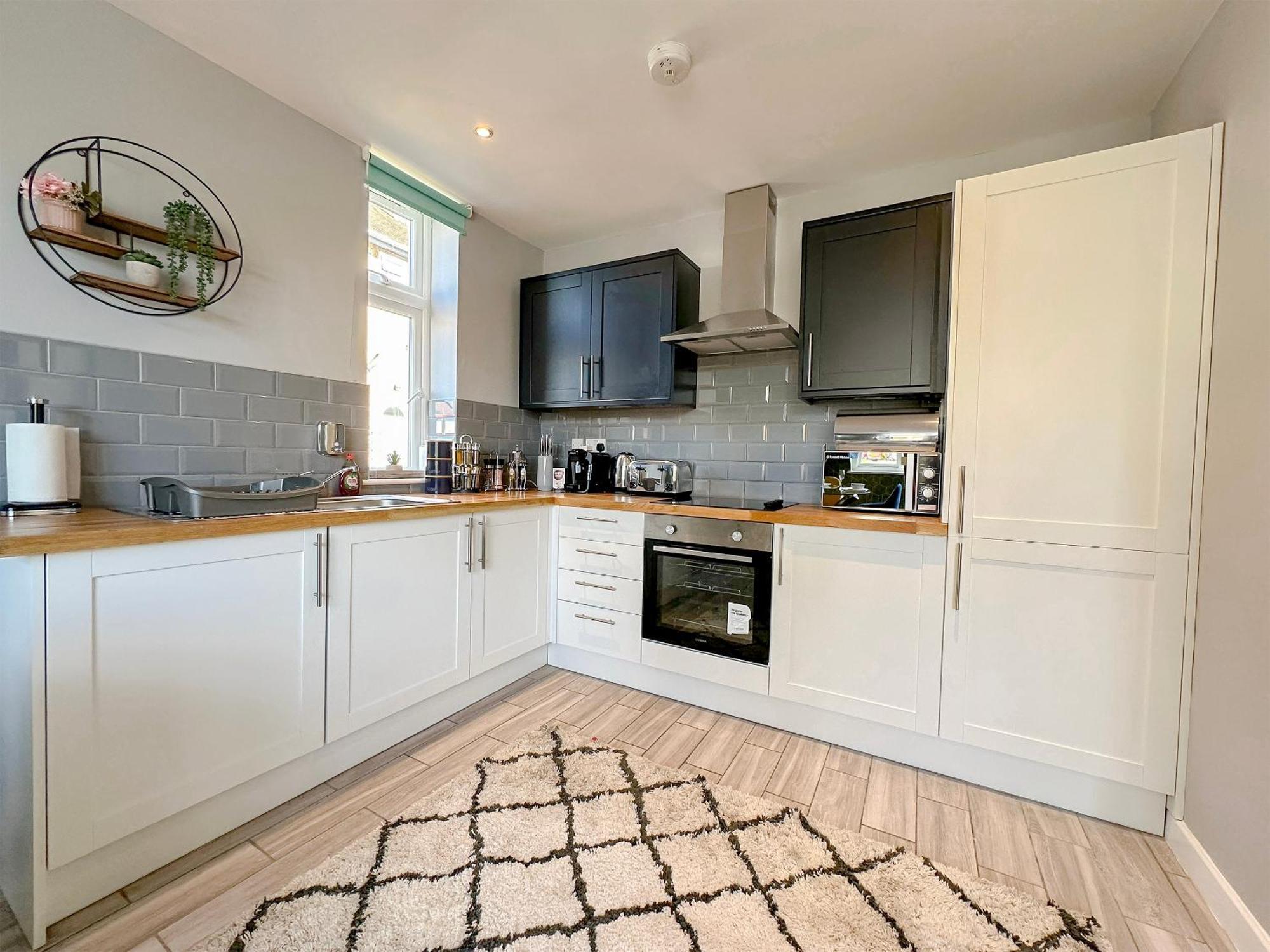 Luxury Boutique Block Free Street Parking Apartment