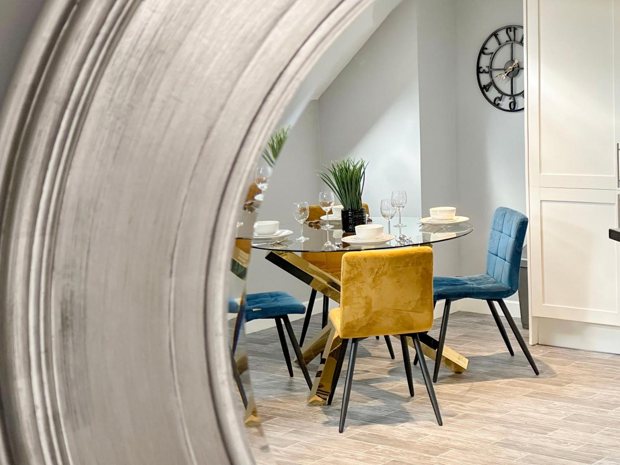 Luxury Boutique Block Free Street Parking Apartment *