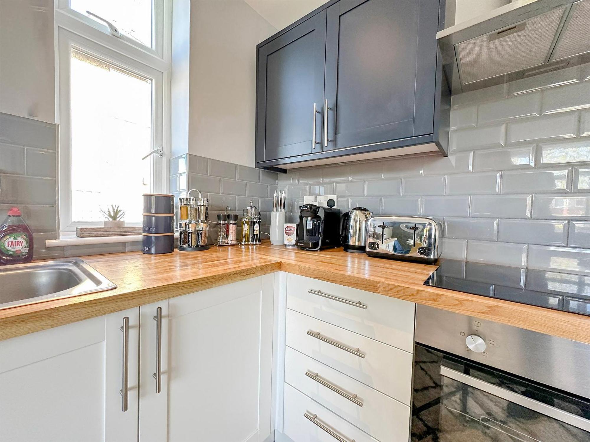 Luxury Boutique Block Free Street Parking Apartment
