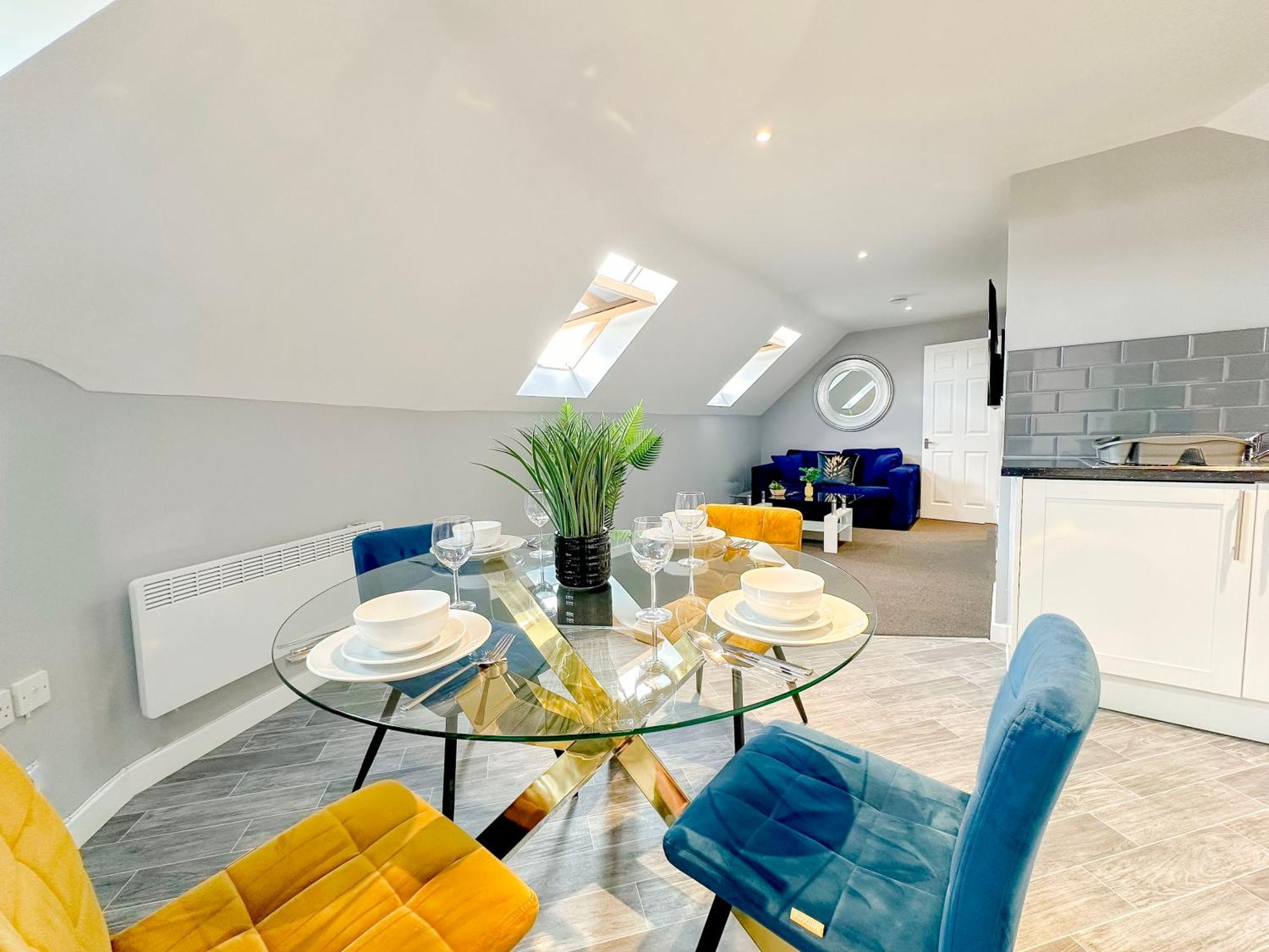 Luxury Boutique Block Free Street Parking Apartment *