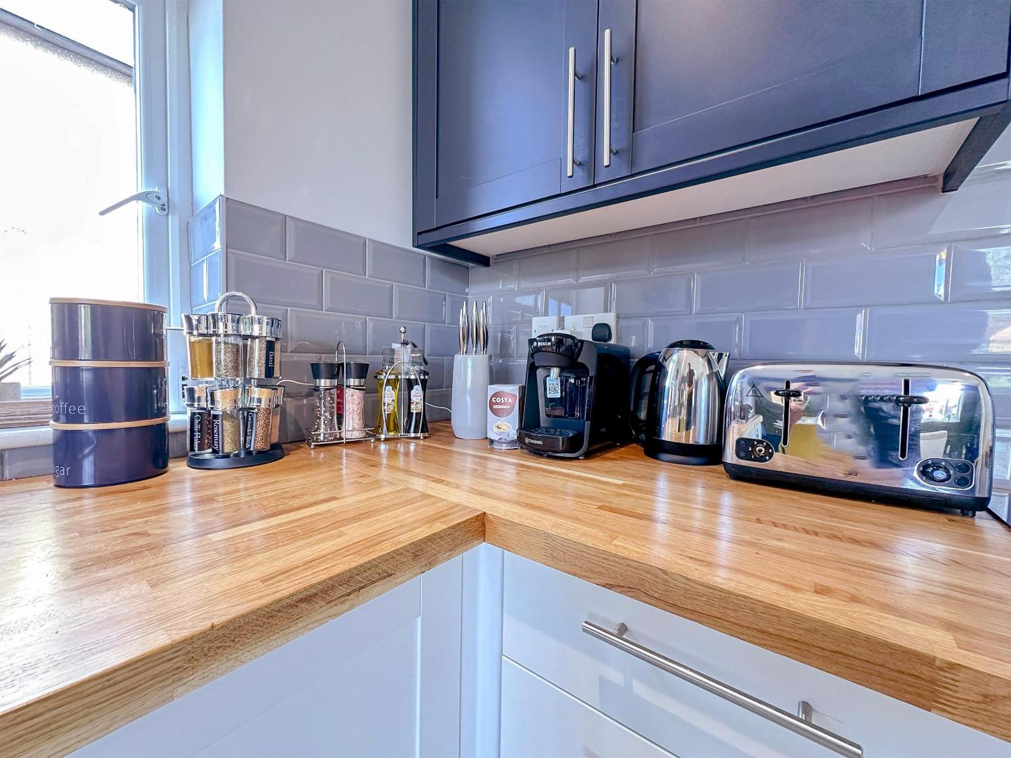 Luxury Boutique Block Free Street Parking Apartment *