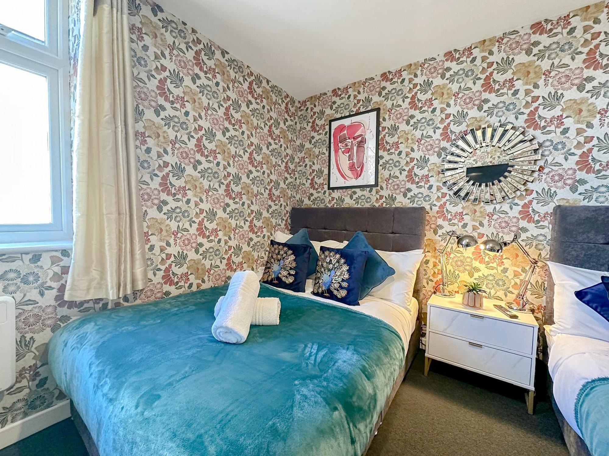 Luxury Boutique Block Free Street Parking Apartment *