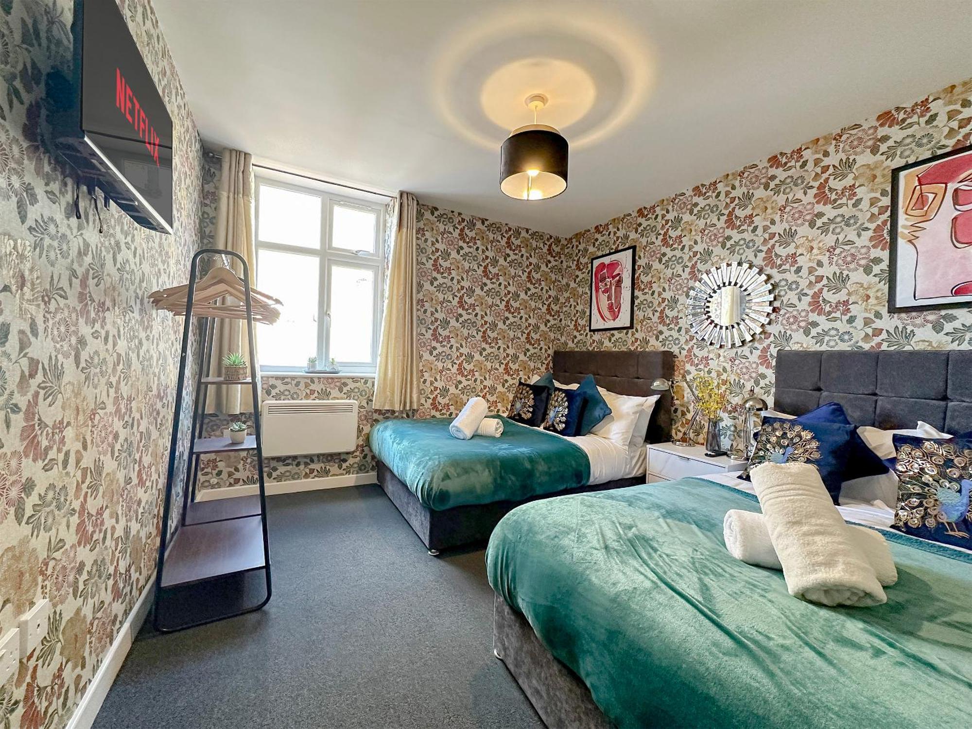 Luxury Boutique Block Free Street Parking *