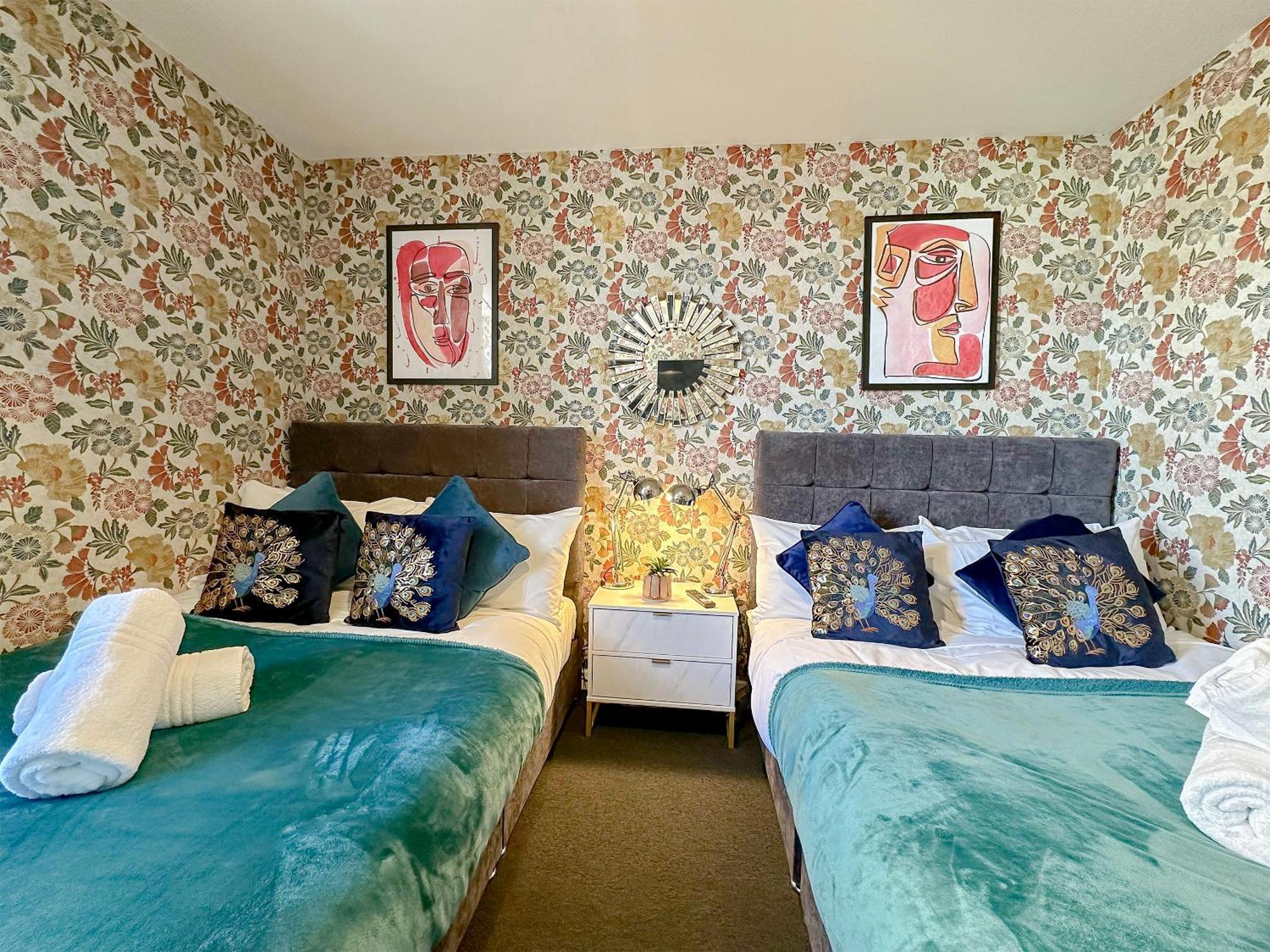 Luxury Boutique Block Free Street Parking Apartment *