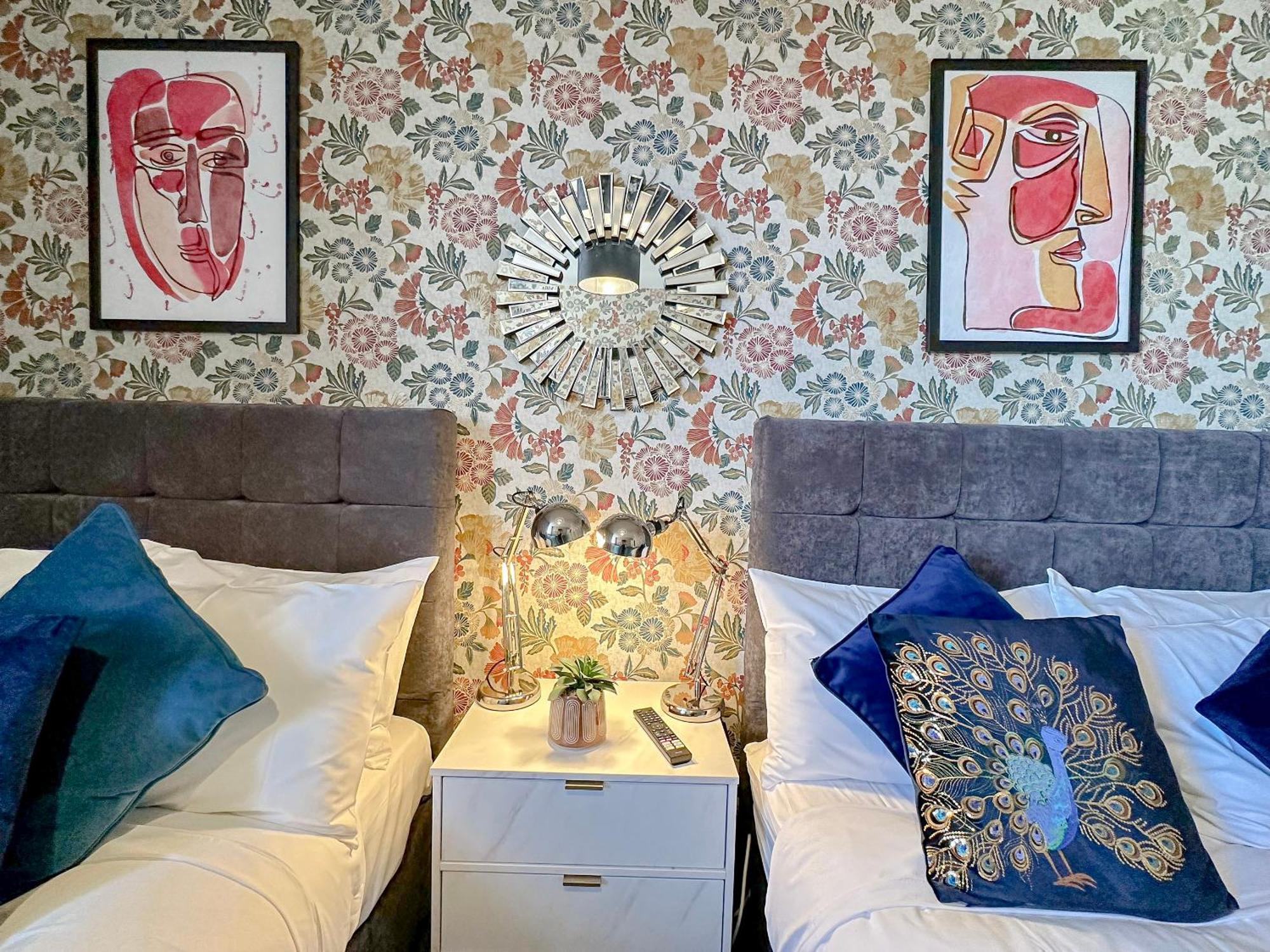 Luxury Boutique Block Free Street Parking Apartment