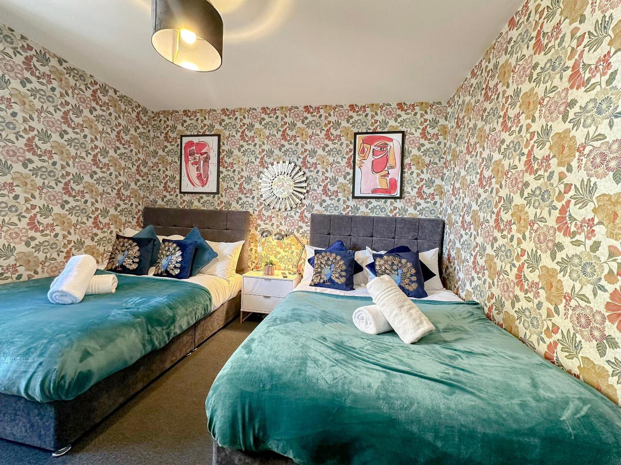 Luxury Boutique Block Free Street Parking Apartment *