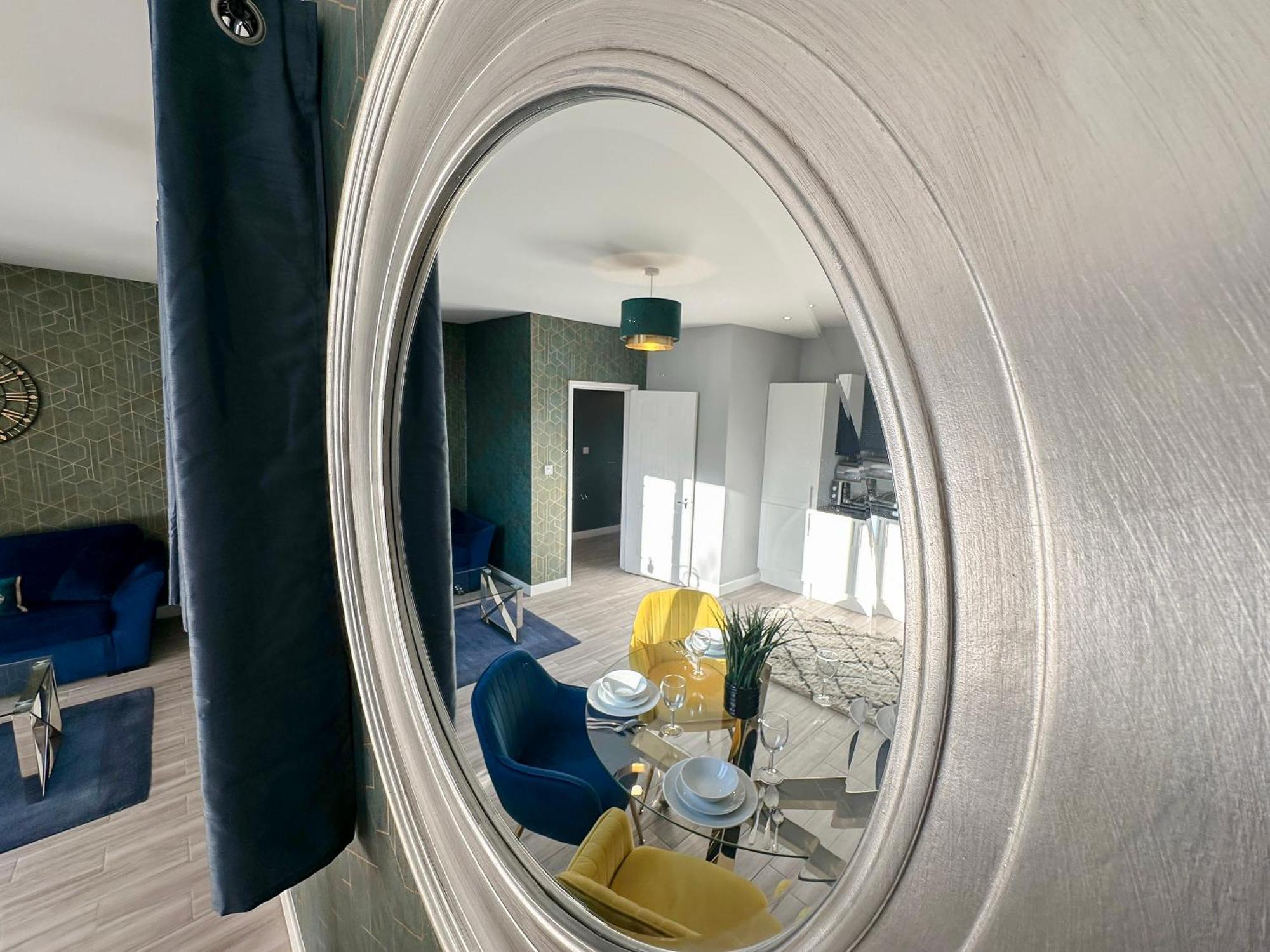 Luxury Boutique Block Free Street Parking Apartment
