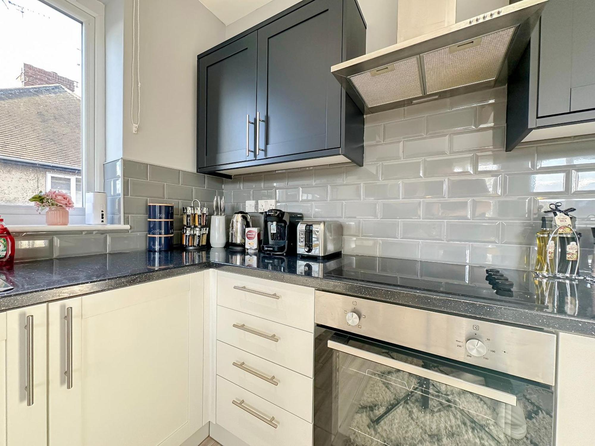 Luxury Boutique Block Free Street Parking Apartment