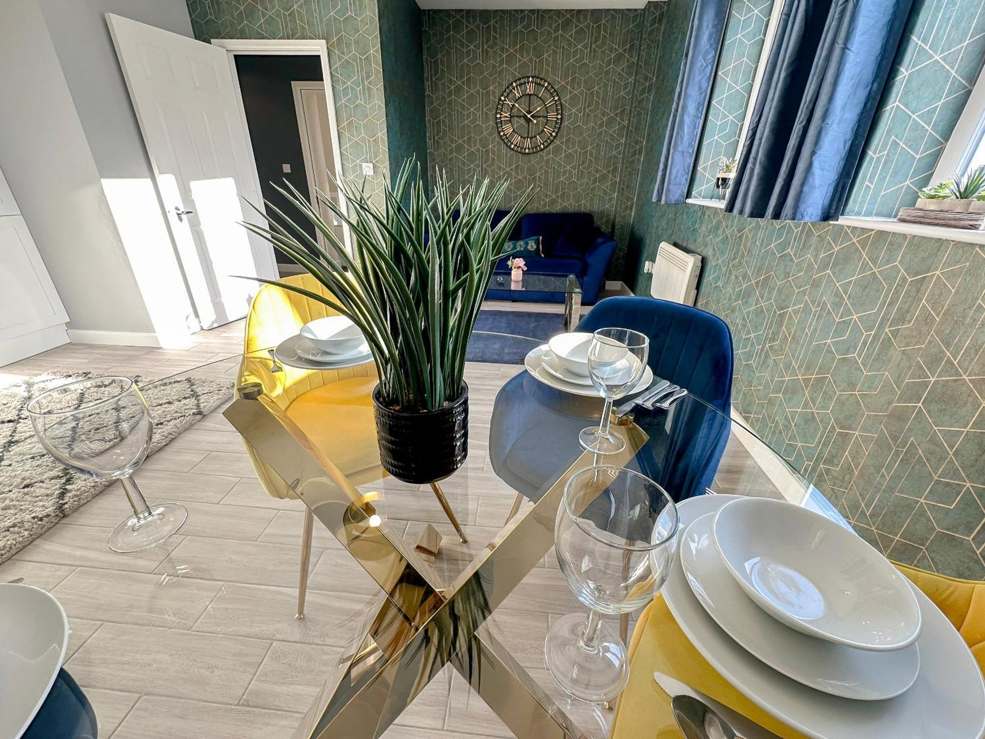Luxury Boutique Block Free Street Parking *