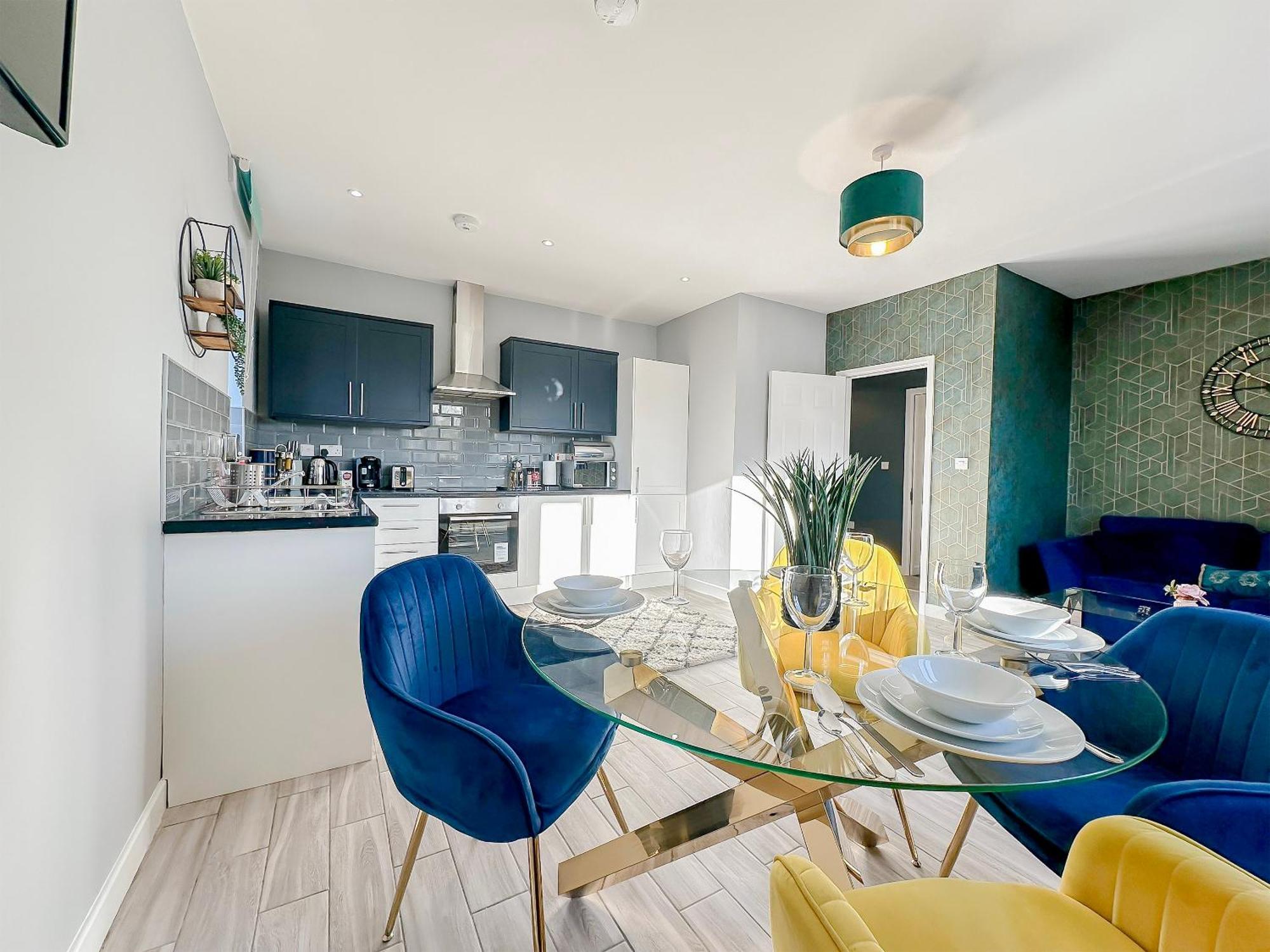 Luxury Boutique Block Free Street Parking Apartment *