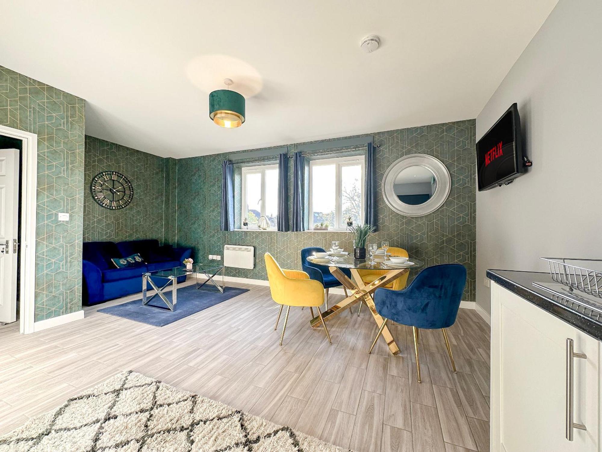 Luxury Boutique Block Free Street Parking Apartment