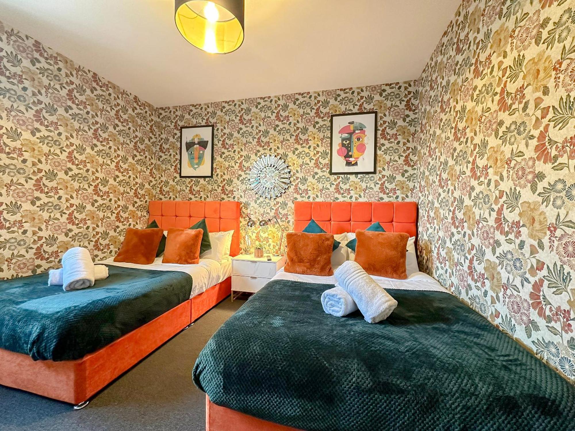 Luxury Boutique Block Free Street Parking