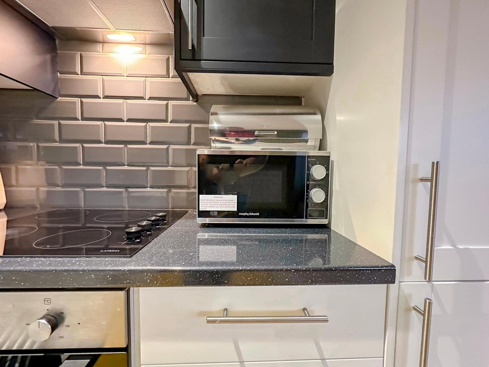 Luxury Boutique Block Free Street Parking *