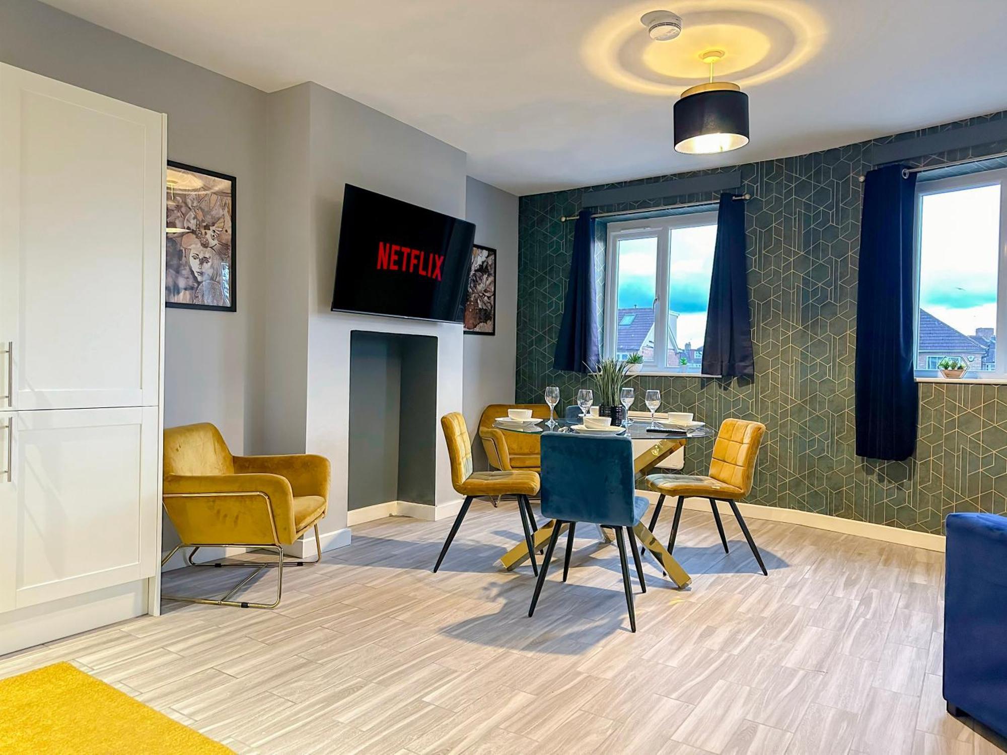Luxury Boutique Block Free Street Parking Apartment