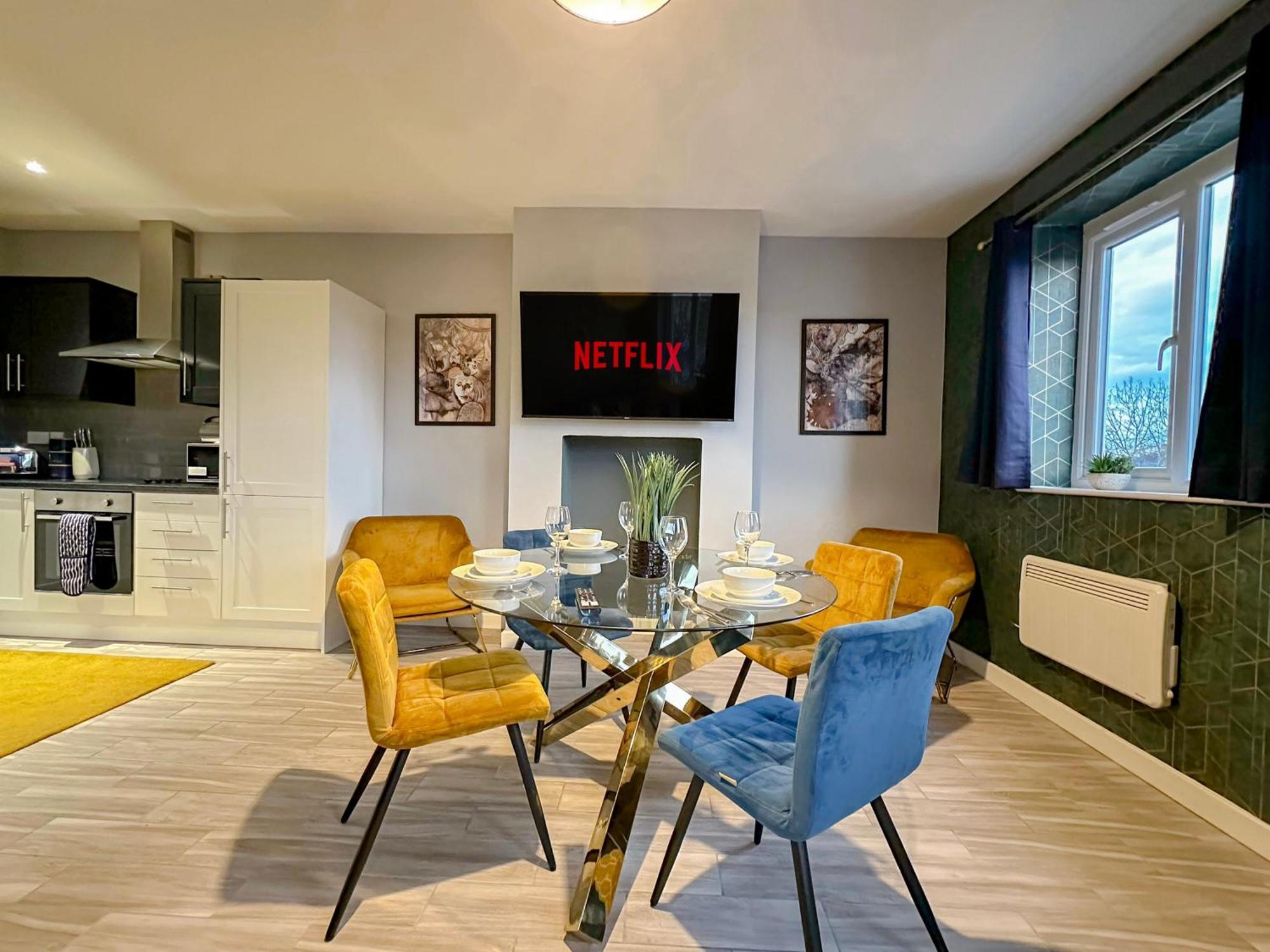 Luxury Boutique Block Free Street Parking Apartment