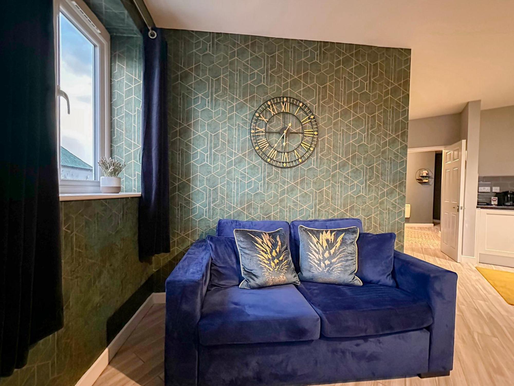 Luxury Boutique Block Free Street Parking Apartment *