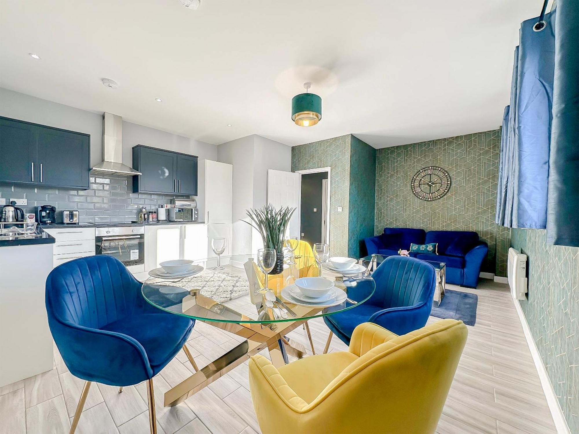 Luxury Boutique Block Free Street Parking *
