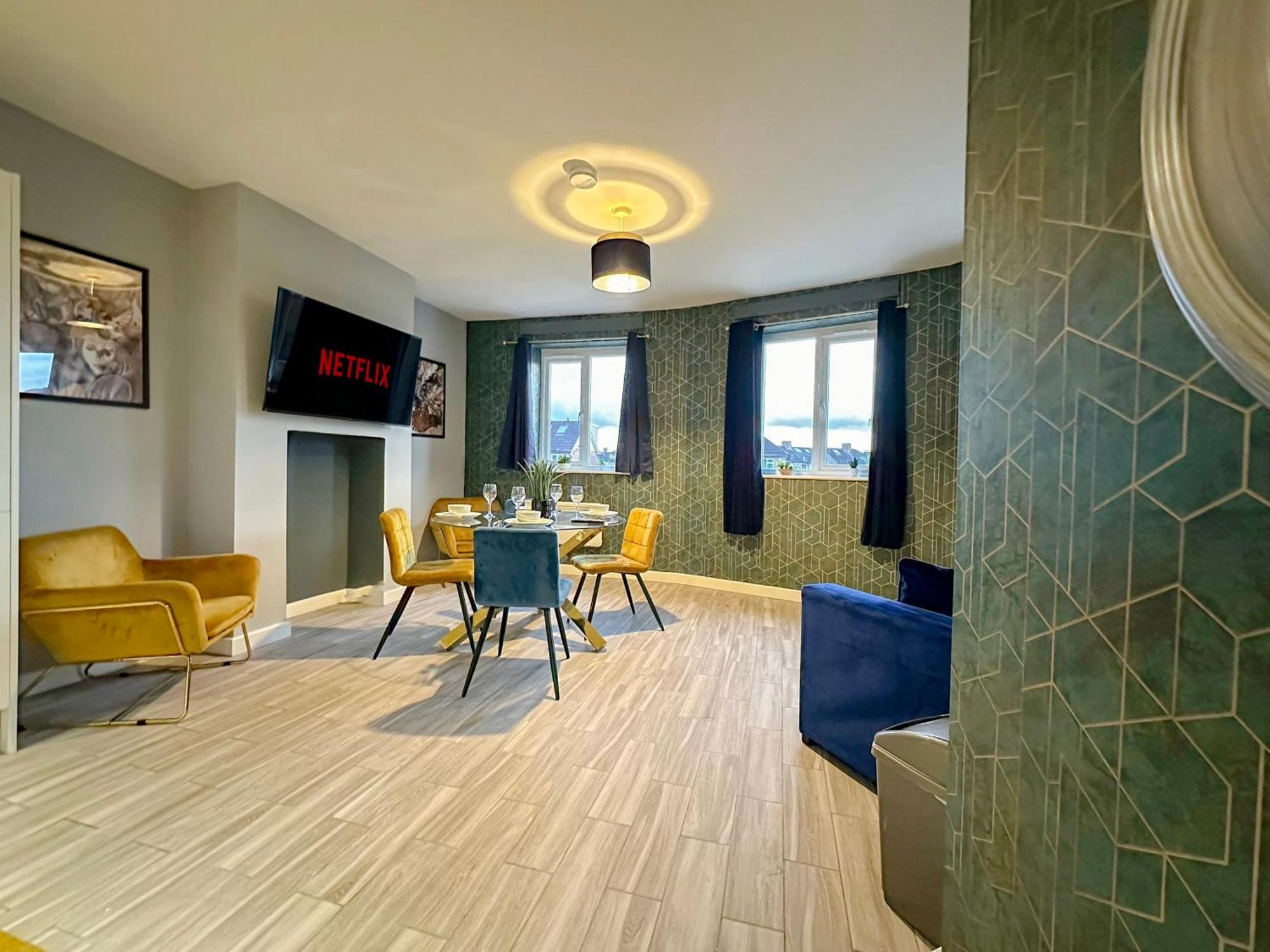 Luxury Boutique Block Free Street Parking Apartment *