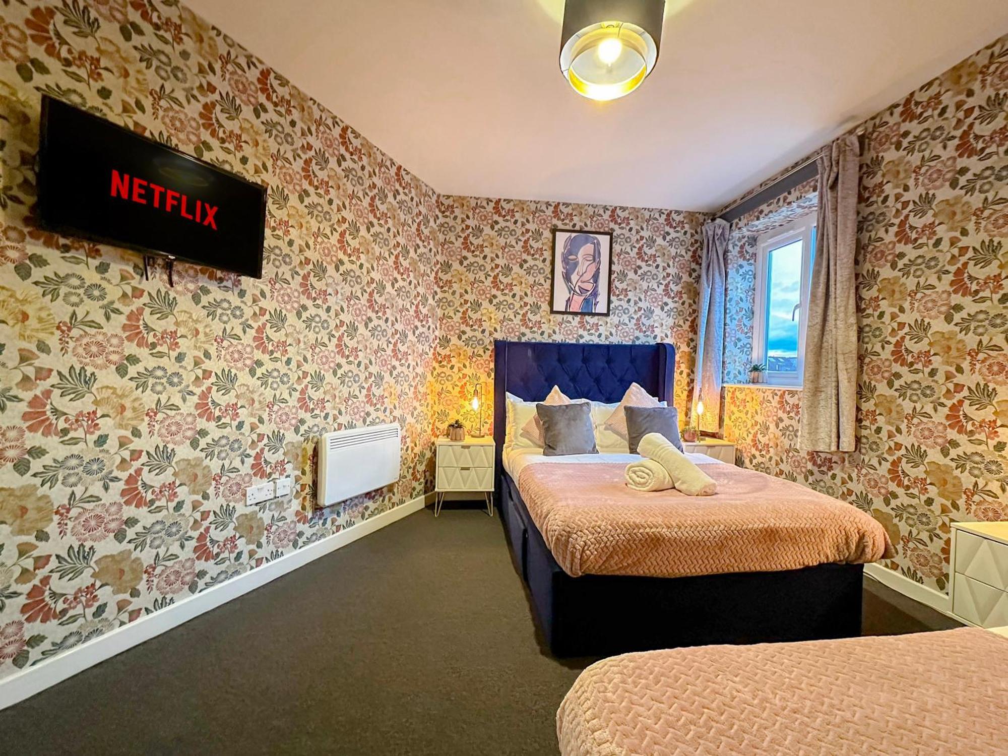 Luxury Boutique Block Free Street Parking *