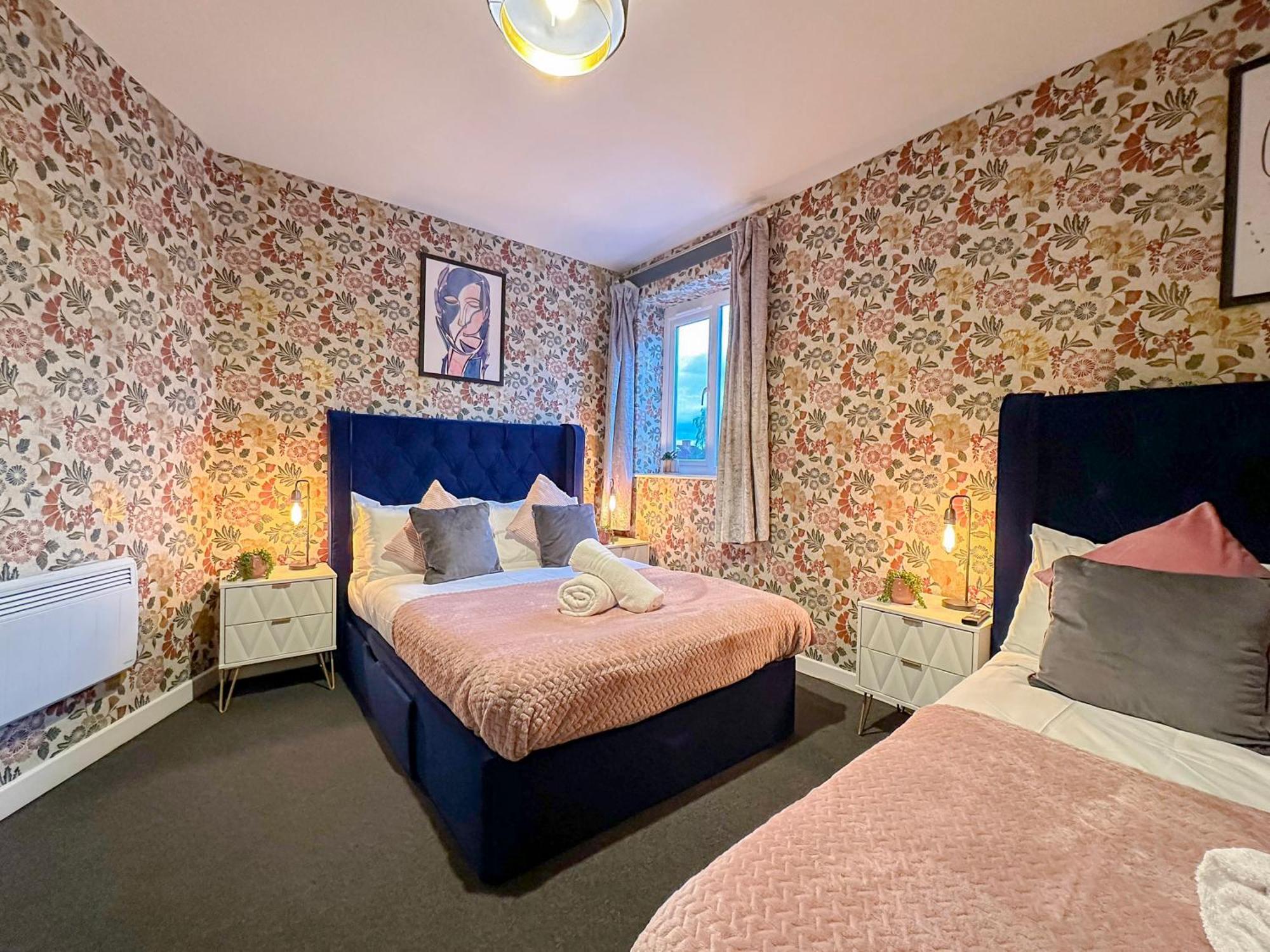 Luxury Boutique Block Free Street Parking Apartment *