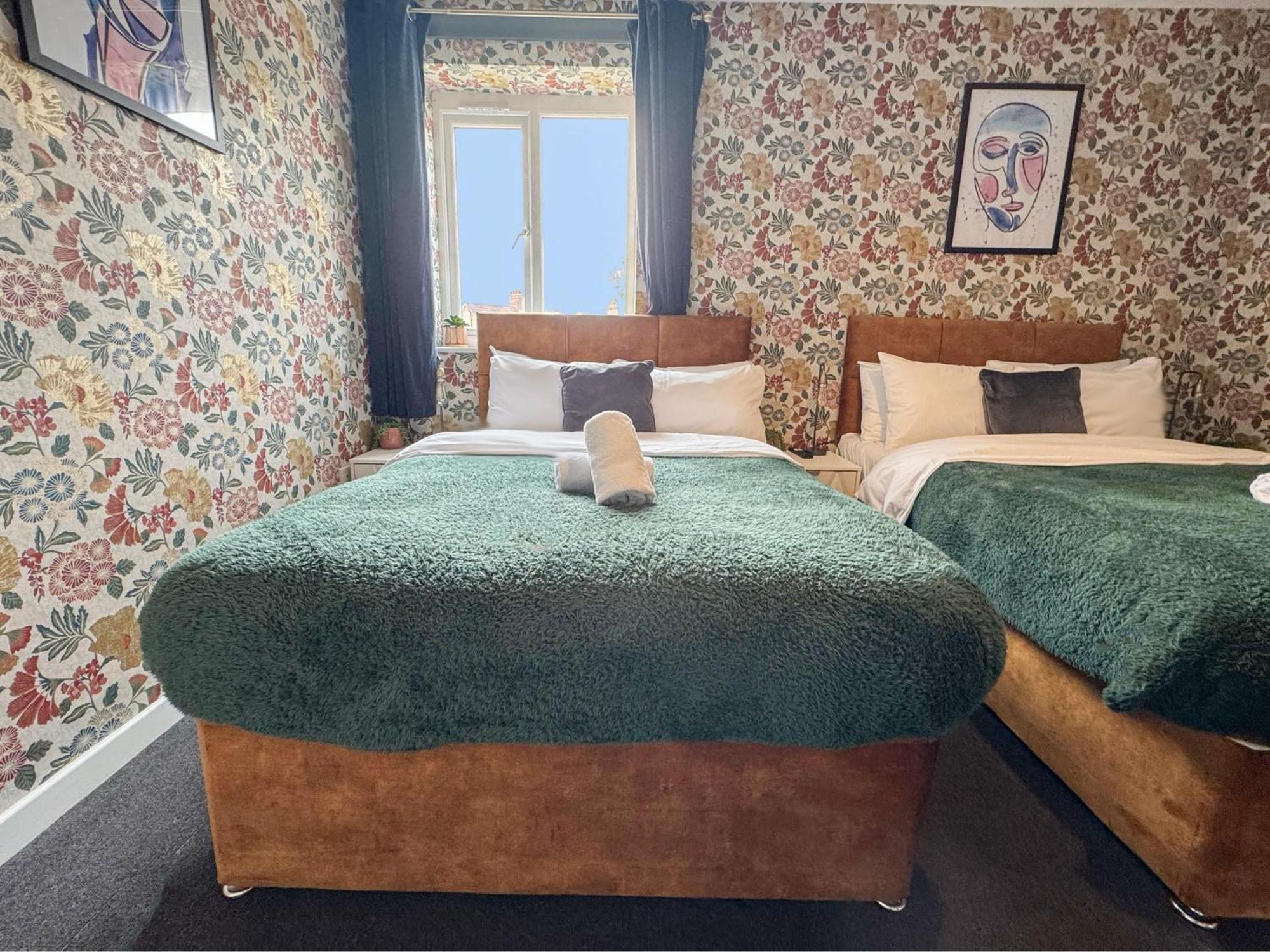 Luxury Boutique Block Free Street Parking Хаунслоу